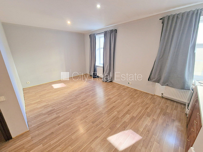 Здание во дворе, реновированный дом, закрытый двор, вход с улицы, лестничная Рига - изображение 16