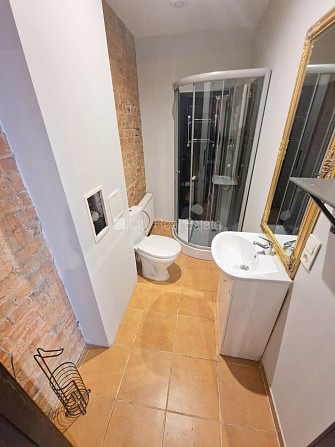 Здание во дворе, реновированный дом, закрытый двор, вход с улицы, лестничная Рига - изображение 8