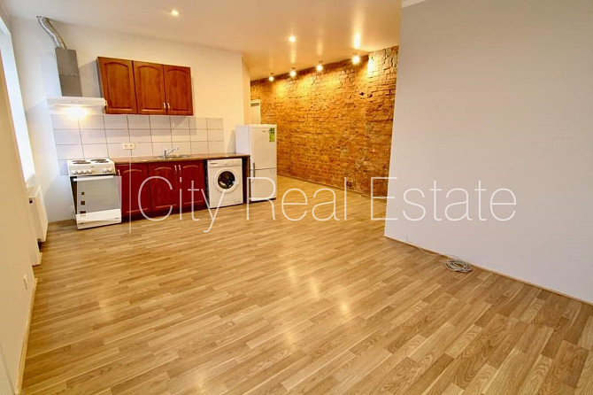 Здание во дворе, реновированный дом, закрытый двор, вход с улицы, лестничная Рига - изображение 1