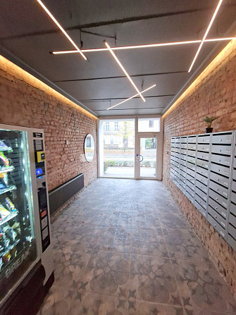 Здание во дворе, реновированный дом, закрытый двор, вход с улицы, лестничная Рига - изображение 15