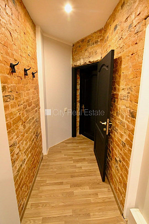 Здание во дворе, реновированный дом, закрытый двор, вход с улицы, лестничная Рига - изображение 11