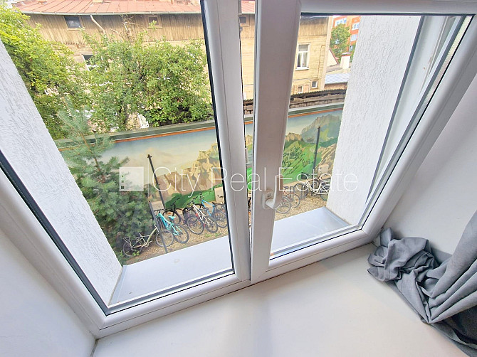 Здание во дворе, реновированный дом, закрытый двор, вход со двора, лестничная Рига - изображение 6