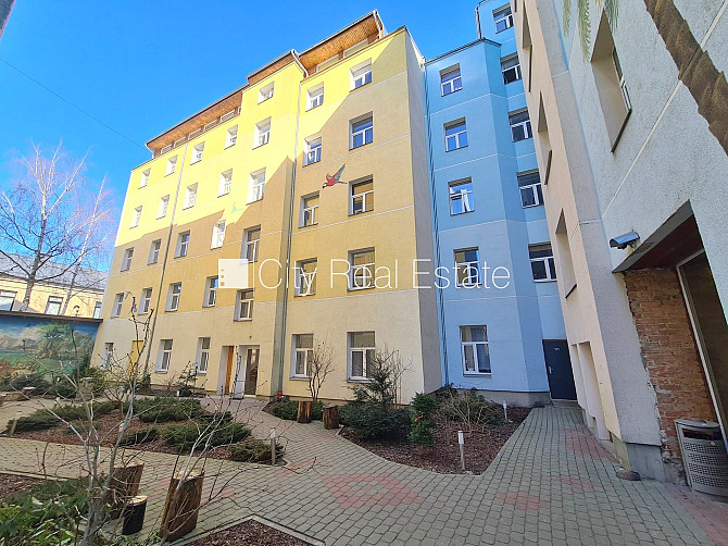 Здание во дворе, реновированный дом, закрытый двор, вход со двора, лестничная Рига - изображение 14