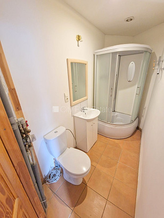 Здание во дворе, реновированный дом, закрытый двор, вход со двора, лестничная Рига - изображение 8