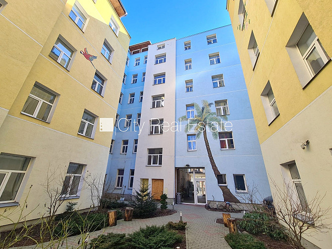 Здание во дворе, реновированный дом, закрытый двор, вход со двора, лестничная Рига - изображение 15