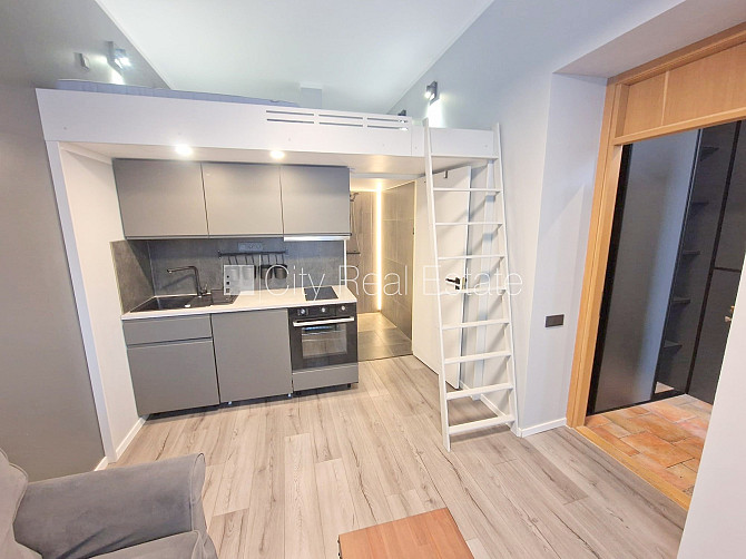 Фасадный дом, реновированный дом, вход с улицы, окна выходят на улицу, Рига - изображение 4