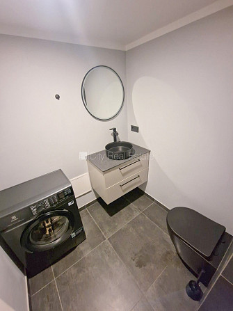 Фасадный дом, реновированный дом, вход с улицы, окна выходят на улицу, Рига - изображение 18