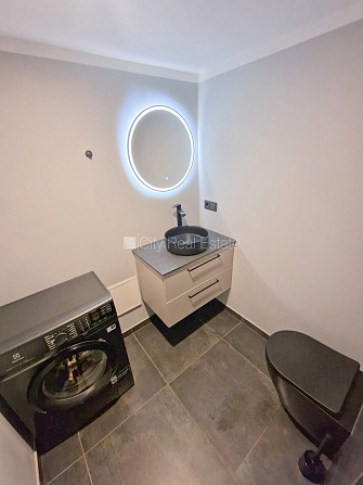 Фасадный дом, реновированный дом, вход с улицы, окна выходят на улицу, Рига - изображение 16