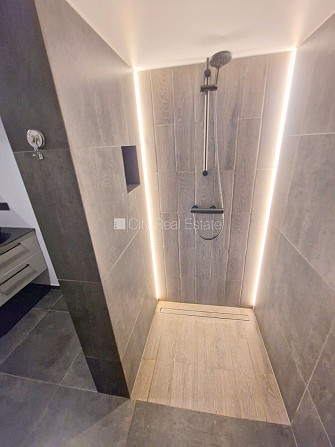 Фасадный дом, реновированный дом, вход с улицы, окна выходят на улицу, Рига - изображение 17