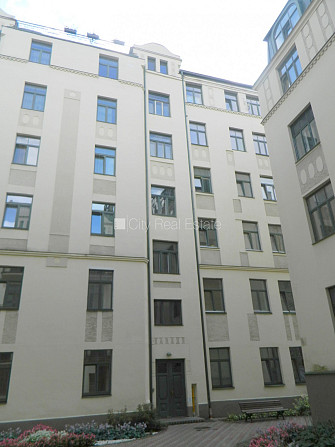 Pagalma ēka, labiekārtots apzaļumots pagalms, slēgts pagalms, ieeja no pagalma, pagalmā bērnu Rīga - foto 17