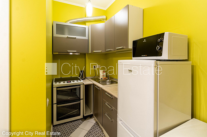 Pagalma ēka, renovēta māja, slēgts pagalms, pagalmā bērnu spēļu laukums, ir lifts, kāpņu Rīga - foto 5