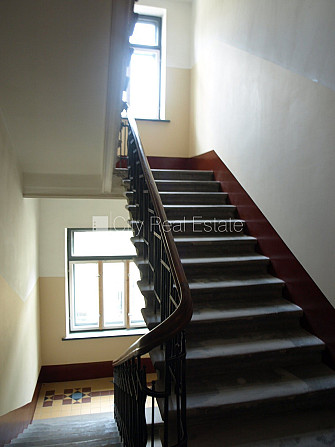 Pagalma ēka, renovēta māja, slēgts pagalms, pagalmā bērnu spēļu laukums, ir lifts, kāpņu Rīga - foto 10