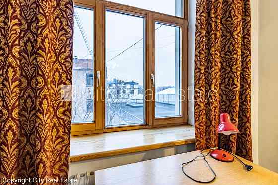 Дом во дворе, закрытый двор, объект охраняет физическая охрана, вход со двора, во Rīga