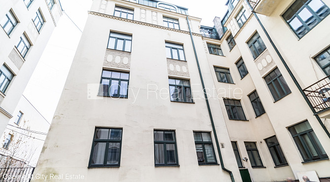 Pagalma māja, slēgts pagalms, ieeja no pagalma, ir lifts, logi vērsti uz pagalma pusi, viena Rīga - foto 18