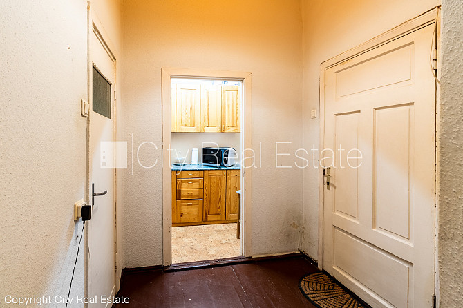 Pagalma māja, slēgts pagalms, ieeja no pagalma, ir lifts, logi vērsti uz pagalma pusi, viena Rīga - foto 7