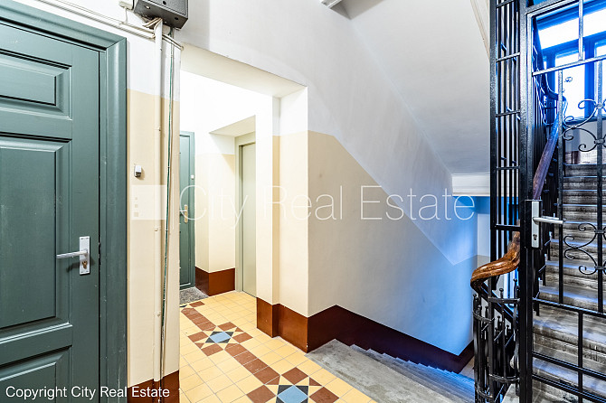 Pagalma māja, slēgts pagalms, ieeja no pagalma, ir lifts, logi vērsti uz pagalma pusi, viena Rīga - foto 16