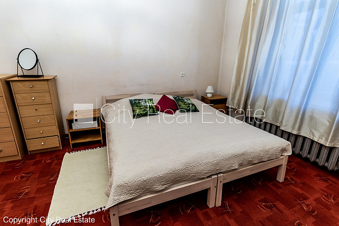 Pagalma māja, slēgts pagalms, ieeja no pagalma, ir lifts, logi vērsti uz pagalma pusi, viena Rīga - foto 4