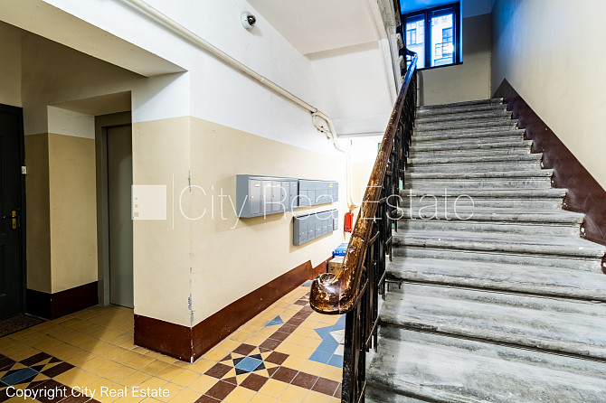 Pagalma māja, slēgts pagalms, ieeja no pagalma, ir lifts, logi vērsti uz pagalma pusi, viena Rīga - foto 17