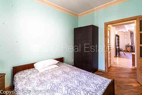 Дом во дворе, реновированный дом, закрытый двор, лифт, лестничная клетка после Рига