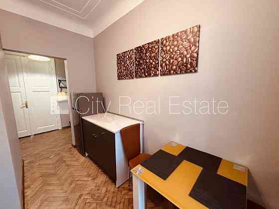 Вход с улицы, лестничная клетка после косметического ремонта, окна выходят во Рига