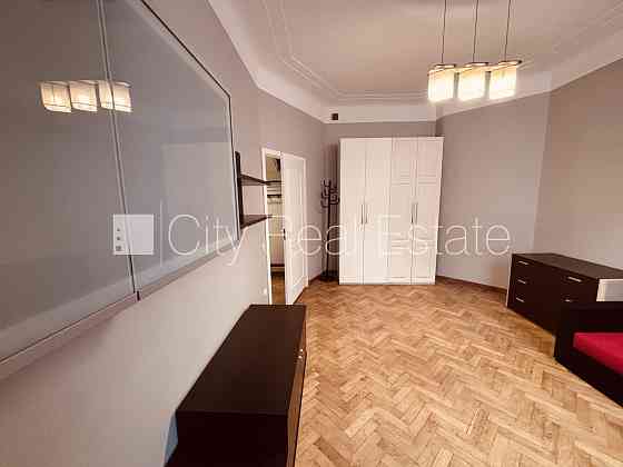 Вход с улицы, лестничная клетка после косметического ремонта, окна выходят во Рига