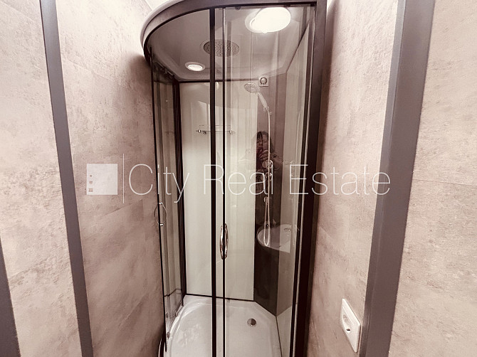 Ieeja no ielas, kāpņu telpa pēc kosmētiskā remonta, logi vērsti uz pagalma pusi, mājā Rīga - foto 9