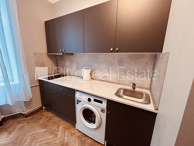 Ieeja no ielas, kāpņu telpa pēc kosmētiskā remonta, logi vērsti uz pagalma pusi, mājā Rīga - foto 6