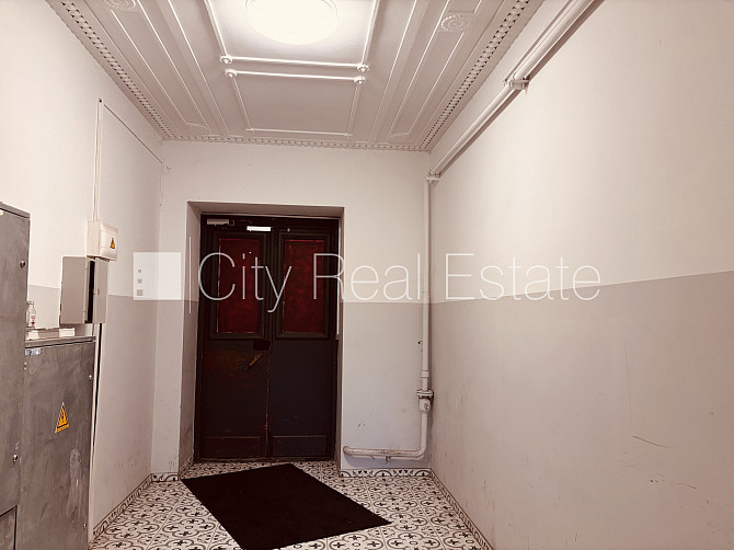 Ieeja no ielas, kāpņu telpa pēc kosmētiskā remonta, logi vērsti uz pagalma pusi, mājā Rīga - foto 12