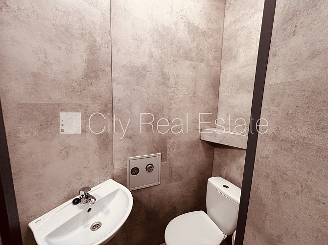 Ieeja no ielas, kāpņu telpa pēc kosmētiskā remonta, logi vērsti uz pagalma pusi, mājā Rīga - foto 7