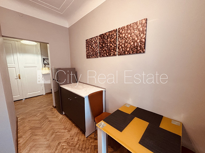 Ieeja no ielas, kāpņu telpa pēc kosmētiskā remonta, logi vērsti uz pagalma pusi, mājā Rīga - foto 4