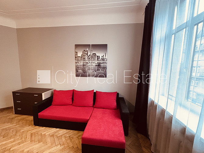 Ieeja no ielas, kāpņu telpa pēc kosmētiskā remonta, logi vērsti uz pagalma pusi, mājā Rīga - foto 2