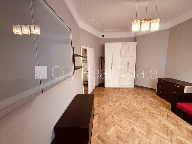 Ieeja no ielas, kāpņu telpa pēc kosmētiskā remonta, logi vērsti uz pagalma pusi, mājā Rīga - foto 5