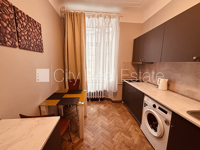 Ieeja no ielas, kāpņu telpa pēc kosmētiskā remonta, logi vērsti uz pagalma pusi, mājā Rīga - foto 8