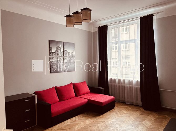 Ieeja no ielas, kāpņu telpa pēc kosmētiskā remonta, logi vērsti uz pagalma pusi, mājā Rīga - foto 3