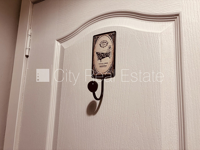 Ieeja no ielas, kāpņu telpa pēc kosmētiskā remonta, logi vērsti uz pagalma pusi, mājā Rīga - foto 10