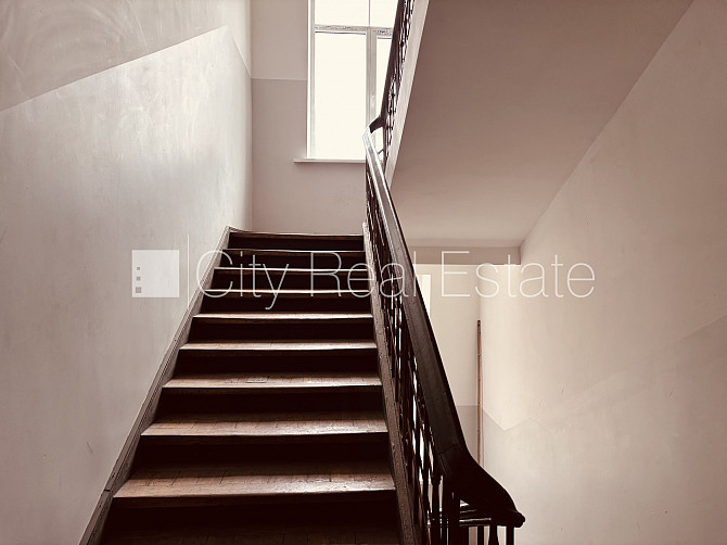 Ieeja no ielas, kāpņu telpa pēc kosmētiskā remonta, logi vērsti uz pagalma pusi, mājā Rīga - foto 11