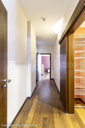 Fasādes māja, renovēta māja, slēgts pagalms, luksuss apartamenti , mansards, kāpņu telpa Rīga - foto 19