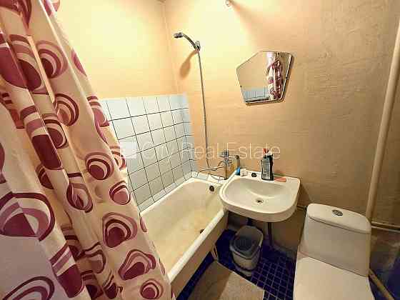 Реновированный дом, благоустроенная озеленённая территория, вход с улицы и со Салдус и район