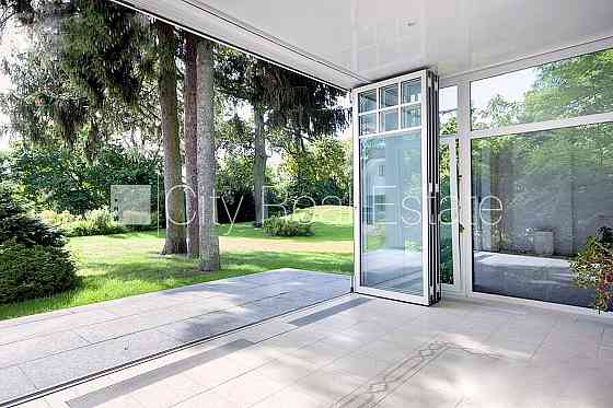 Благоустроенный озеленённый двор, гараж на две машины, веранда, бассеин, сауна, Jūrmala