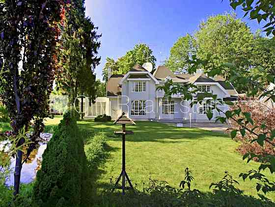 Благоустроенный озеленённый двор, гараж на две машины, веранда, бассеин, сауна, Jūrmala