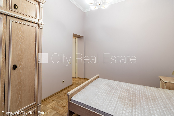 Фасадный дом, вход с улицы, окна выходят в обе стороны дома, одна изолированная Рига - изображение 18