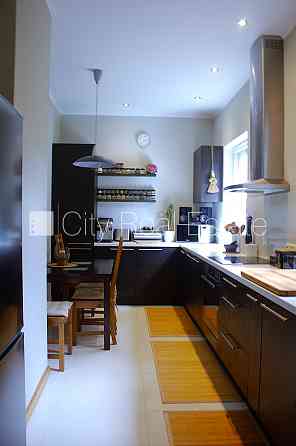 Частный дом, благоустроенный озеленённый двор, территория обнесена железным Юрмала