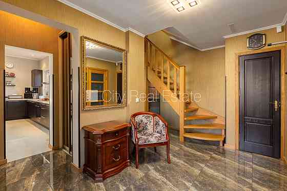 Частный дом, благоустроенный озеленённый двор, территория обнесена железным Юрмала