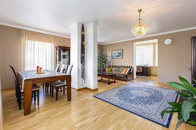 Частный дом, благоустроенный озеленённый двор, территория обнесена железным Юрмала - изображение 1