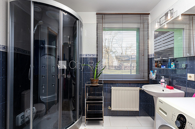 Частный дом, благоустроенный озеленённый двор, территория обнесена железным Юрмала - изображение 12