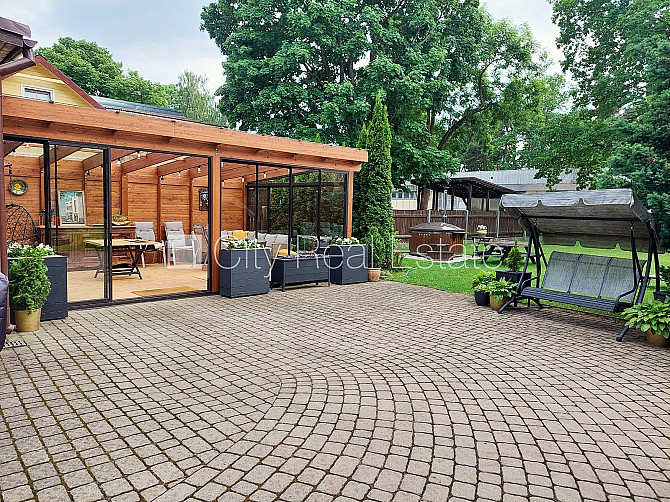 Частный дом, благоустроенный озеленённый двор, территория обнесена железным Юрмала - изображение 14