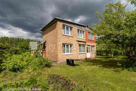 Дача, закрытая территория, место для машины, 2 шт. веранды, изолированные комнаты 4 Рига