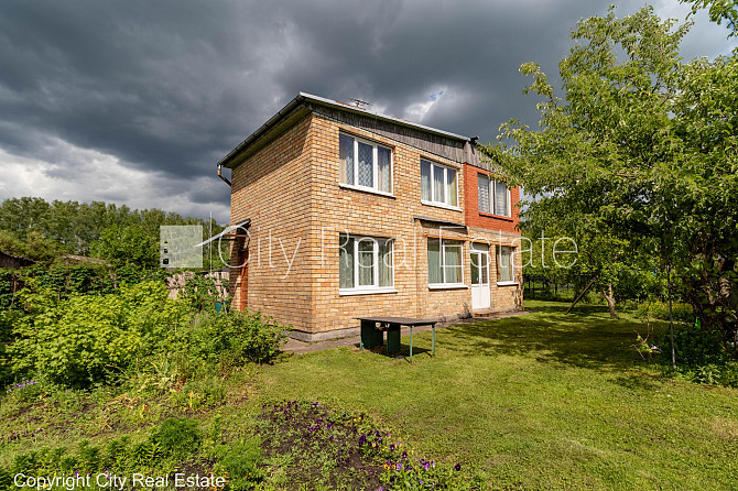 Дача, закрытая территория, место для машины, 2 шт. веранды, изолированные комнаты 4 Рига - изображение 1