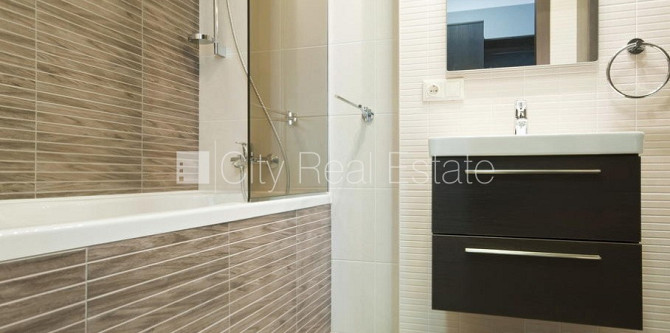 Фасадный дом, благоустроенный озеленённый двор, бесплатная стоянка во дворе, Рига - изображение 9