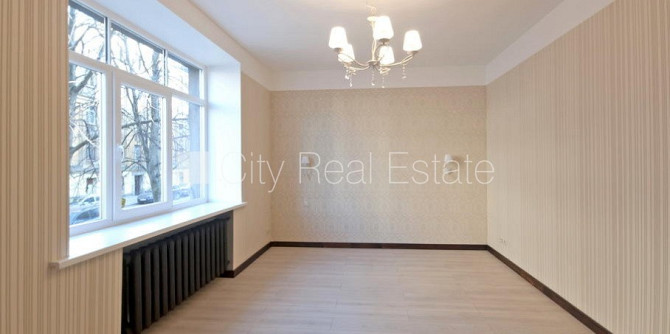 Фасадный дом, благоустроенный озеленённый двор, бесплатная стоянка во дворе, Рига - изображение 4